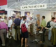 Publico en stand